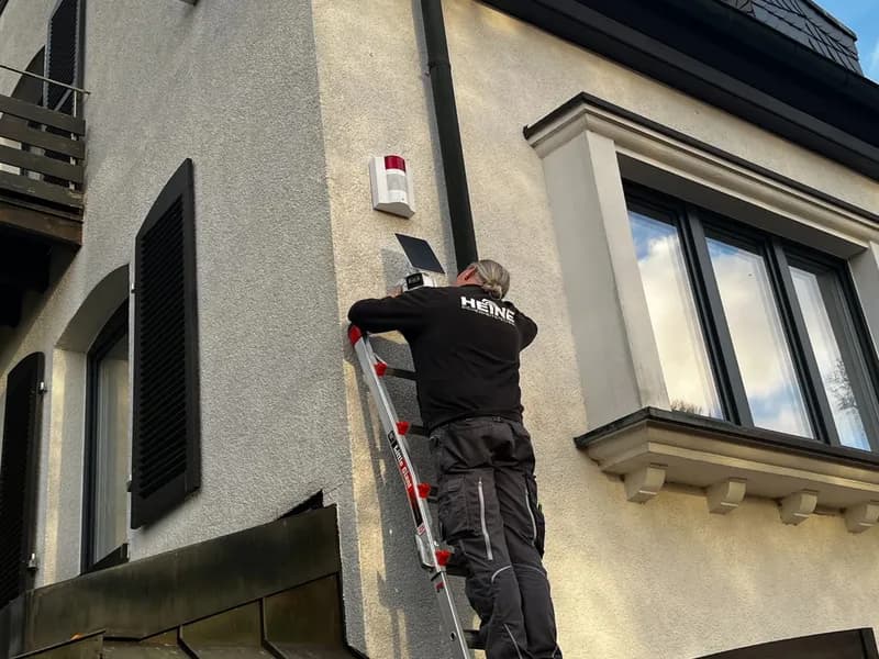 Heine-Monteur bei der Montage an einer Hausfassade