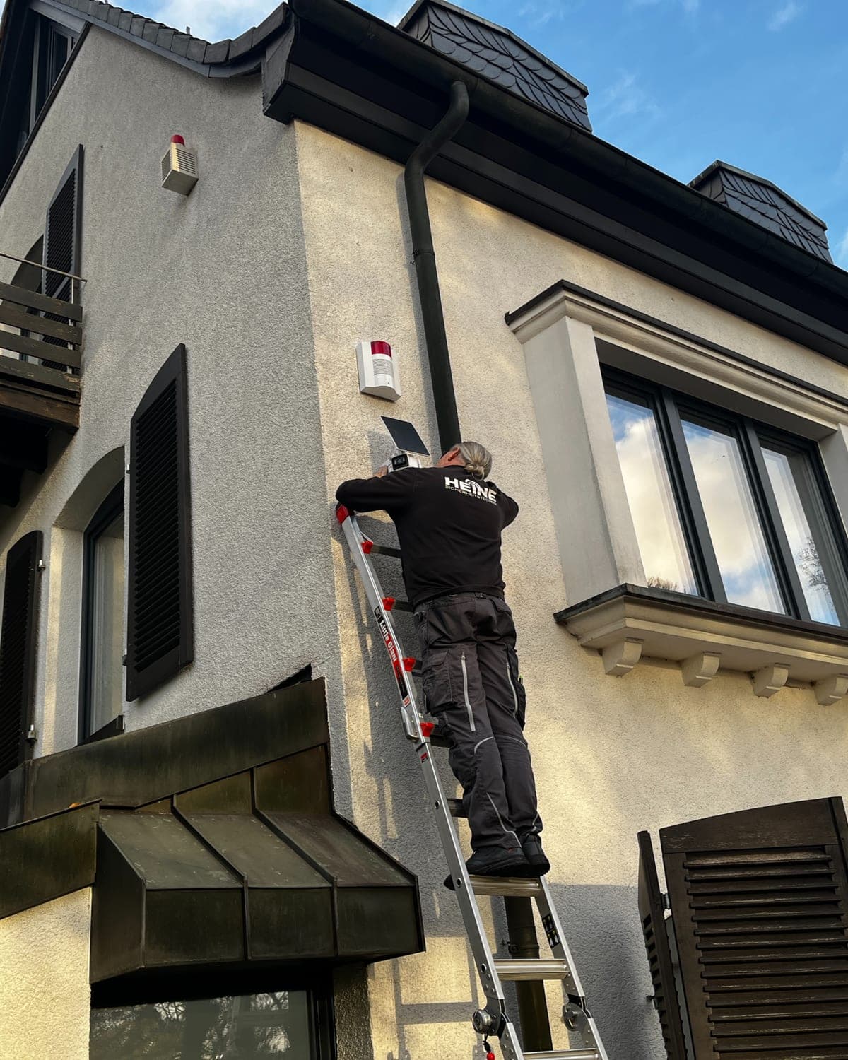 Heine-Servicetechniker bei der Montage einer Außensirene
