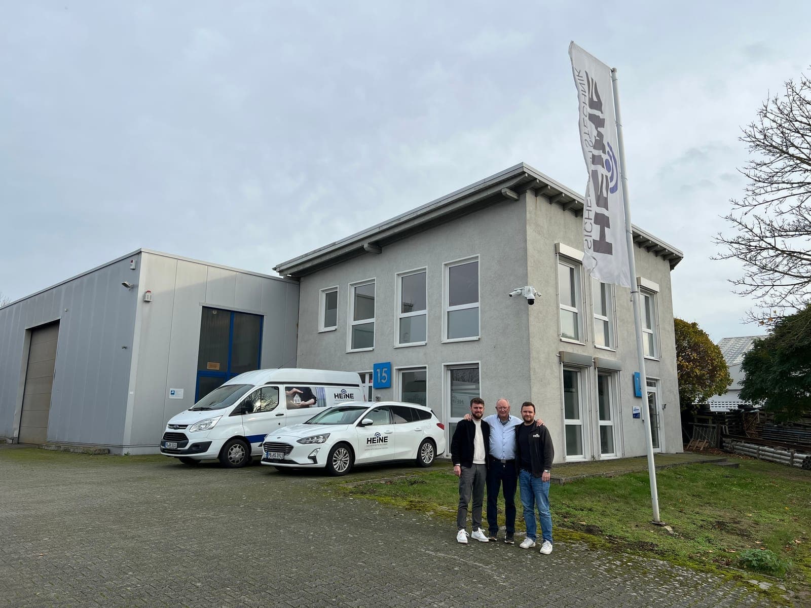 Die Geschäftsführer Ralf, Benjamin und Niklas Heine vor dem Firmengebäude in Borchen