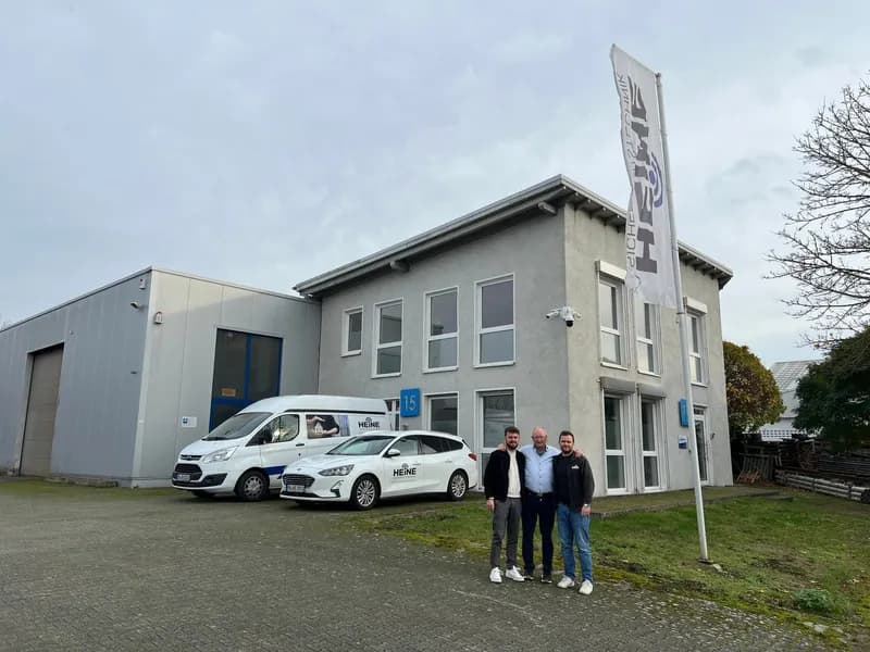 Das Heine-Team vor dem Firmengebäude in Borchen