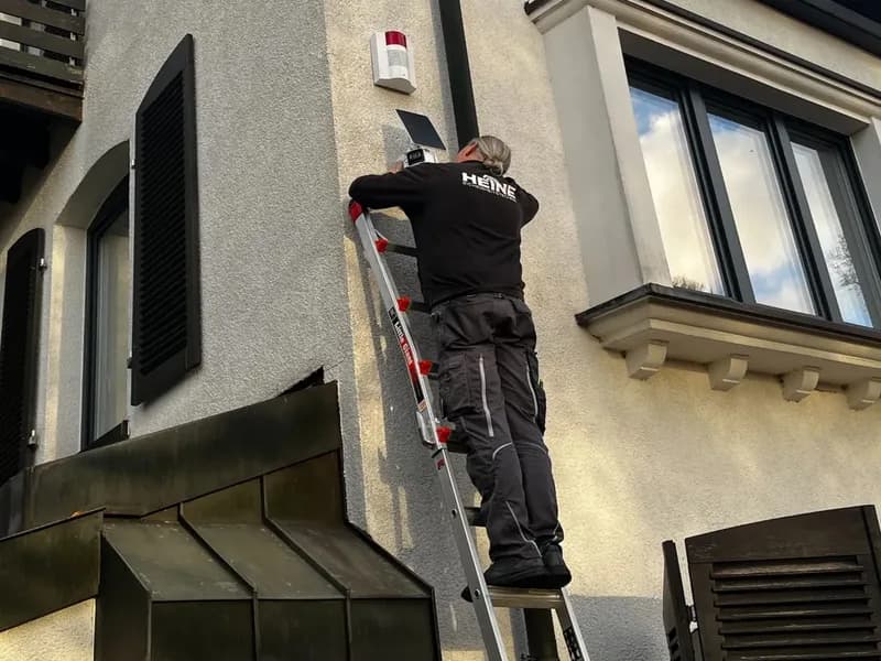 Heine-Monteur bei der Montage an einer Hausfassade